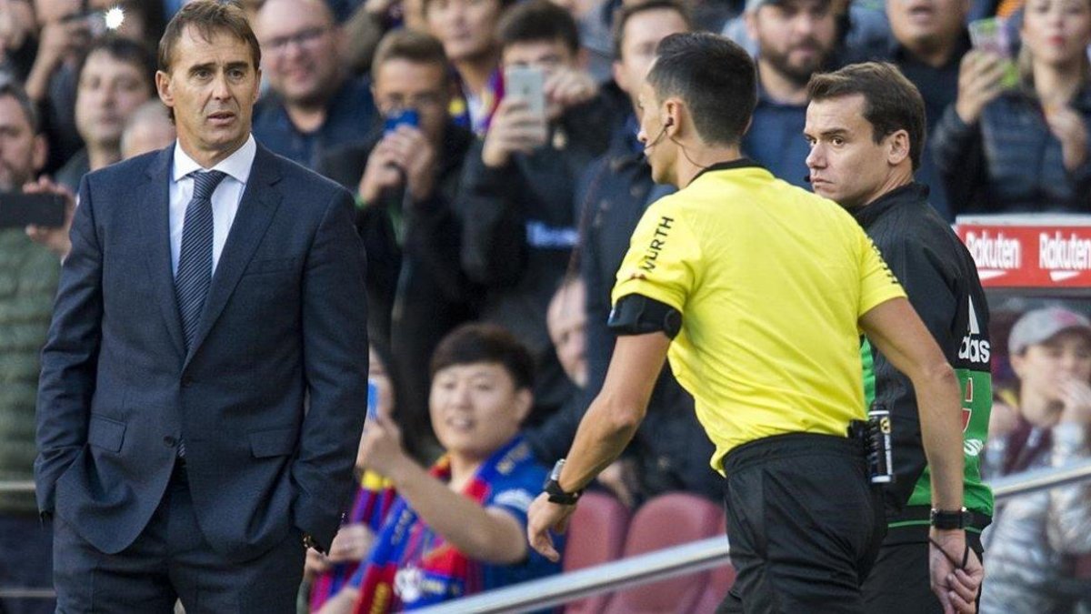 Lopetegui observa  al árbitro Sánchez Martínez mientras consulta la repeticin de la jugada del penalti a Suárez en el VAR.-JORDI COTRINA