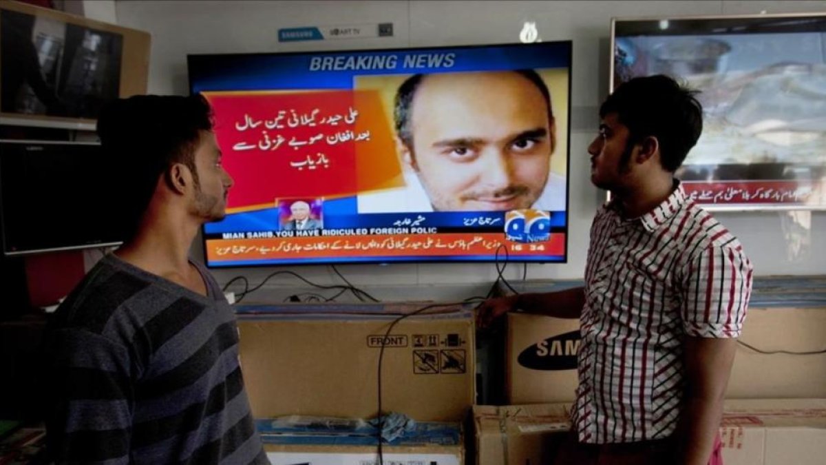 La televisión paquistaní informa de la liberación del político Ali Haider Gilani.-AP / SHAKIL ADIL