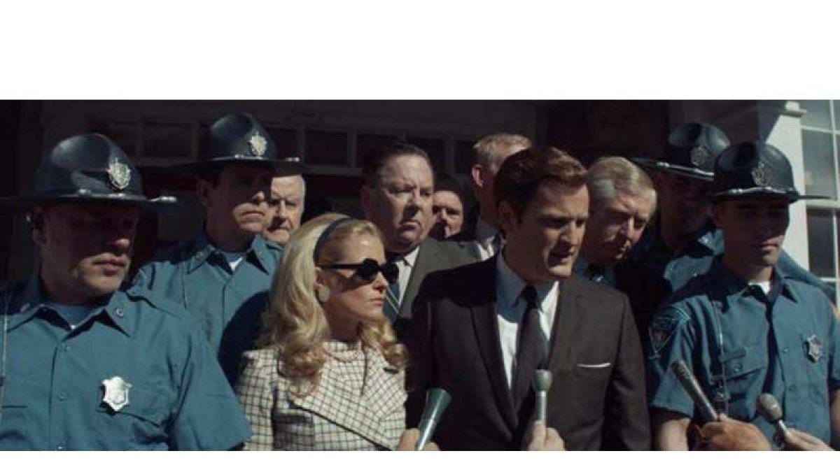 Escena del filme en la que el senador Kennedy sale del juzgado con su esposa.-EL PERIÓDICO