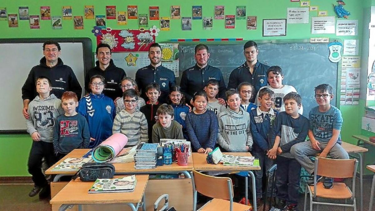 Roberto Pérez, Javi Díaz y Rubén Río con los alumnos.-EL MUNDO