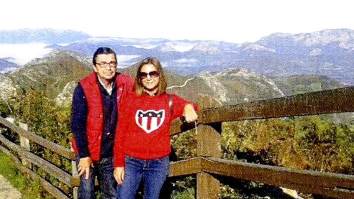 Beatriz Campo junto a su marido, familia galardonada por el Consistorio.-E.M.