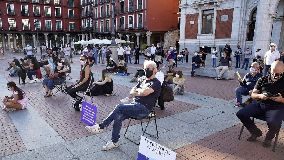 Artistas del teatro protestan por las nuevas medidas restrictivas de la Junta. J.M. LOSTAU
