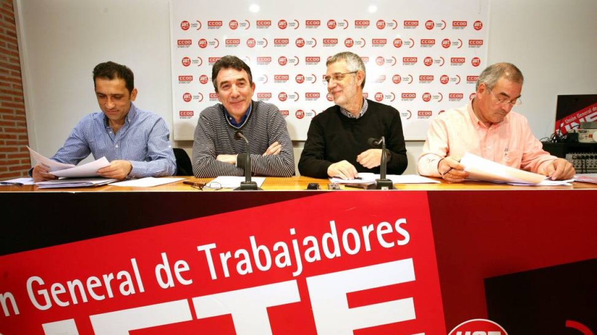 Los secretarios regionales de CCOO, Ángel Hernández, y de UGT, Agustín Prieto, presentan las propuestas que trasladarán a Cecale dentro de la negociación colectiva para este año y el Serla-Ical