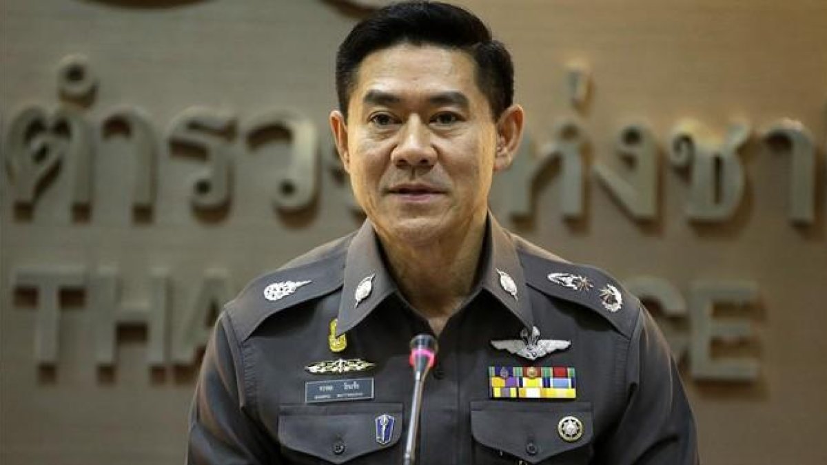 El portavoz de la policía tailandesa, Songpol Wattahachai, durante una rueda de prensa de esta viernes sobre los datos recibidos del Servicio Federal de Seguridad ruso.-AP / MARK BAKER