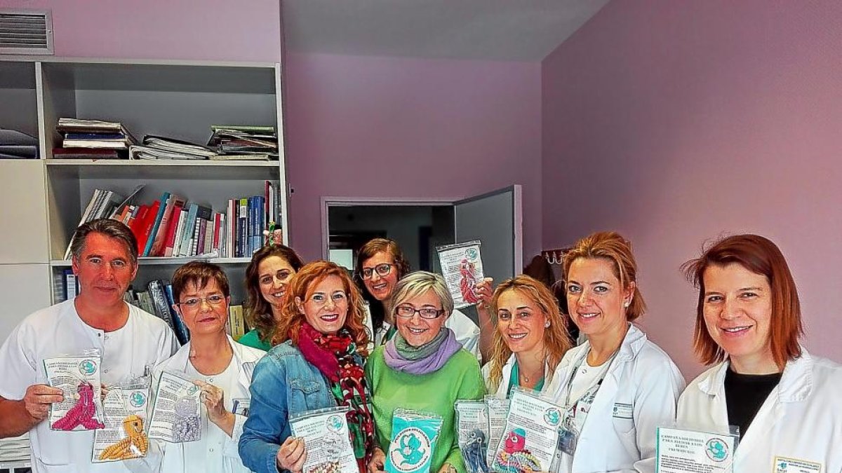 El equipo de Neonatología del Hospital Clínico de Valladolid con los pulpitos solidarios que han recibido esta semana.-EL MUNDO