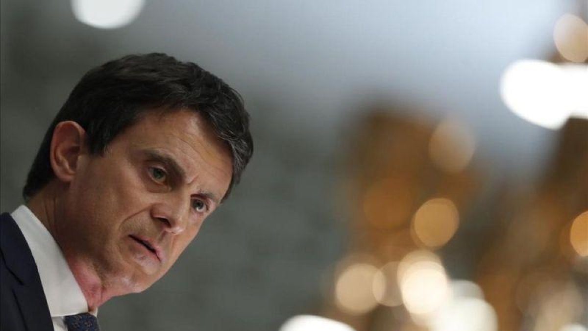 El candidato a la alcaldía de Barcelona Manuel Valls, este jueves, en una conferencia en el Club Siglo XXI.-JAVIER LIZÓN (EFE)