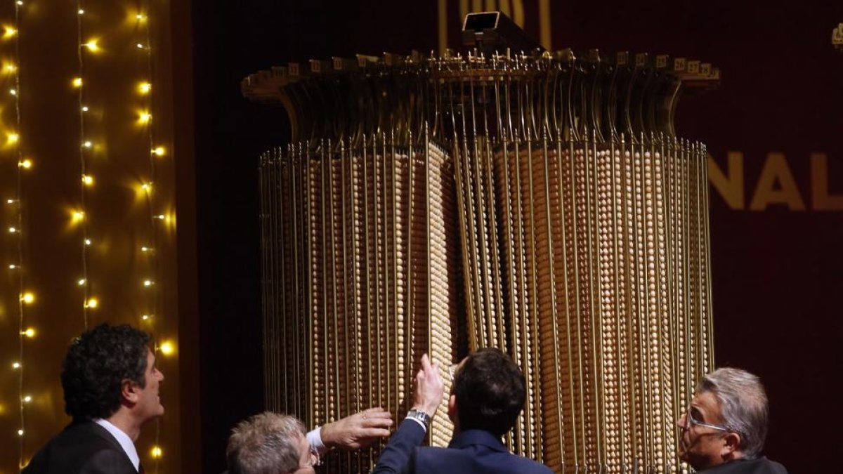 Los operarios de Loterías introducen los números y los premios en los bombos-JAVIER BARBANCHO
