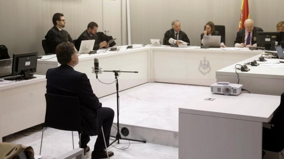 El exembajador de España en Finlandia Marcos Vega Gómez, en el juicio que se sigue en la Audiencia Nacional.-EFE / EMILIO NARANJO