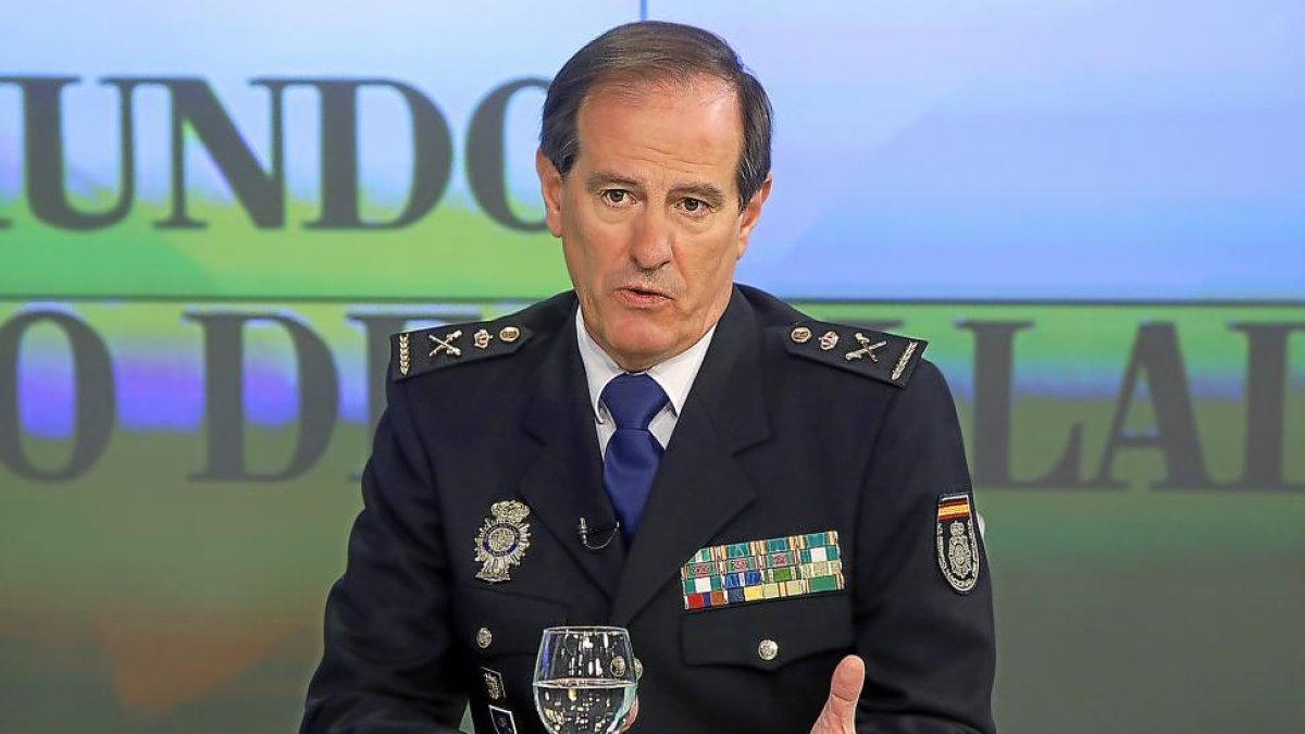 Manuel Peña Echeverría, exjefe superior de Policía de Castilla y León, ayer en un momento de ‘La Quinta Esquina’.-J. M. LOSTAU
