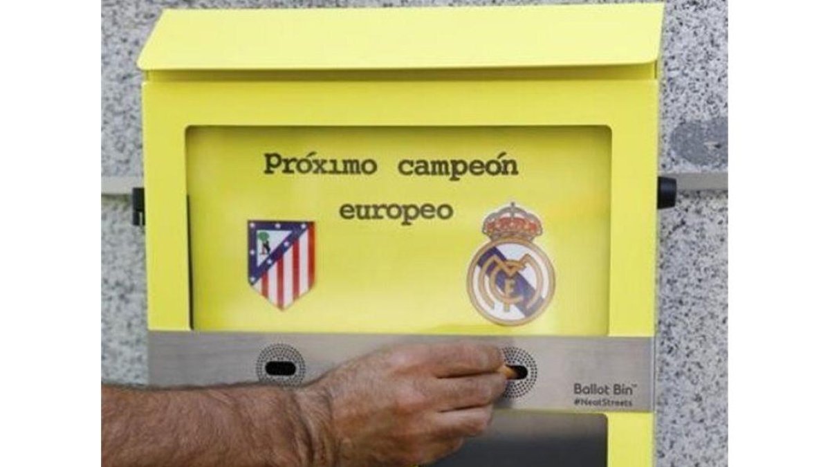 Un ciudadano deposita su colilla en una de las urnas-cenicero colocadas en algunas calles de Madrid.-EFE / J. P. GANDUL