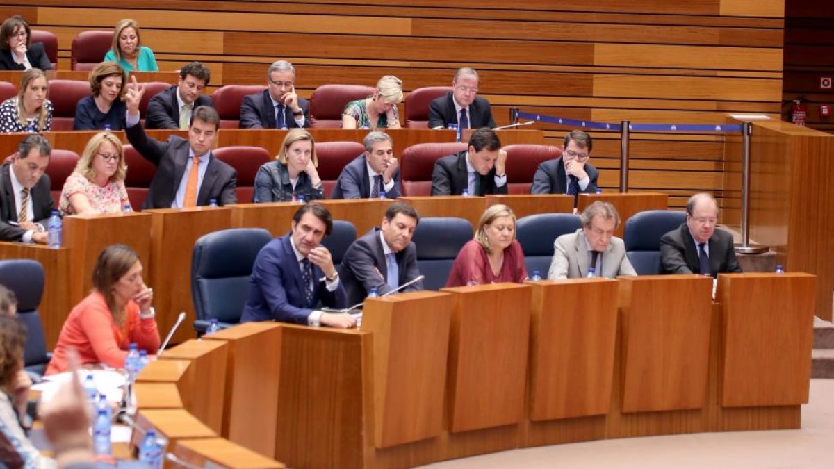 Votación en el Debate de política general en las Cortes.-ICAL