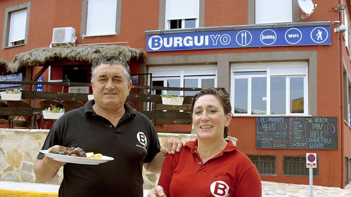 Alejandro Conde y Margarita Sánchez, a la entrada de su restaurante Burguiyo, que está junto al embalse del Burguillo.-ARGICOMUNICACIÓN