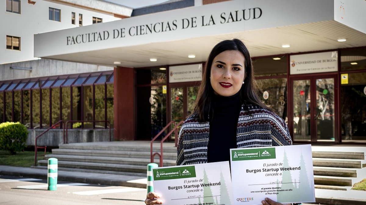 Laura Olalla Gil en la puerta de la Facultad de Ciencias de la Salud de la Universidad de Burgos. EL MUNDO