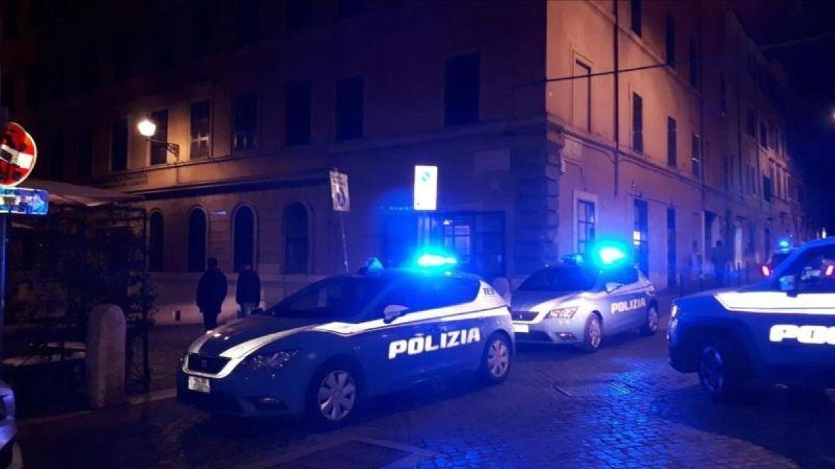 Oficiales de policía y personal médico acuden al lugar de la pelea entre aficionados de Lazio y Sevilla.-EL PERIÓDICO