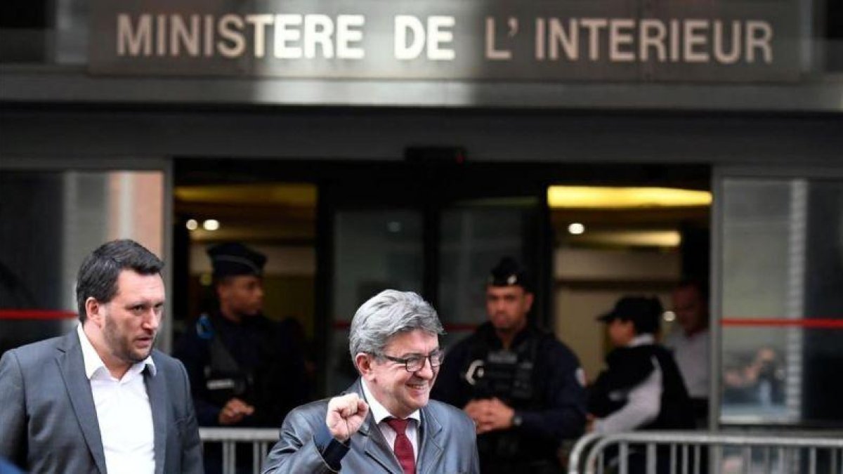 Jean-Luc Melénchon tras declarar durante cinco horas.-AFP / LIONEL BONAVENTURE.