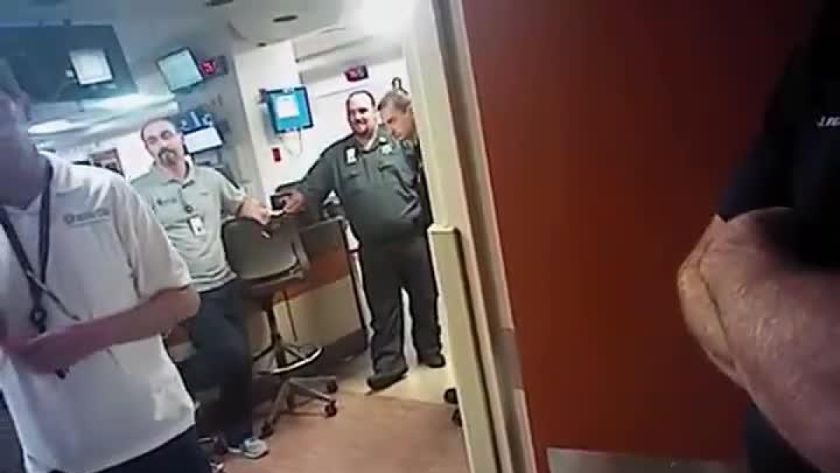Momento de la detención de la enfermera que se negó a extraer sangre a un paciente inconsciente.-EL PERIÓDICO