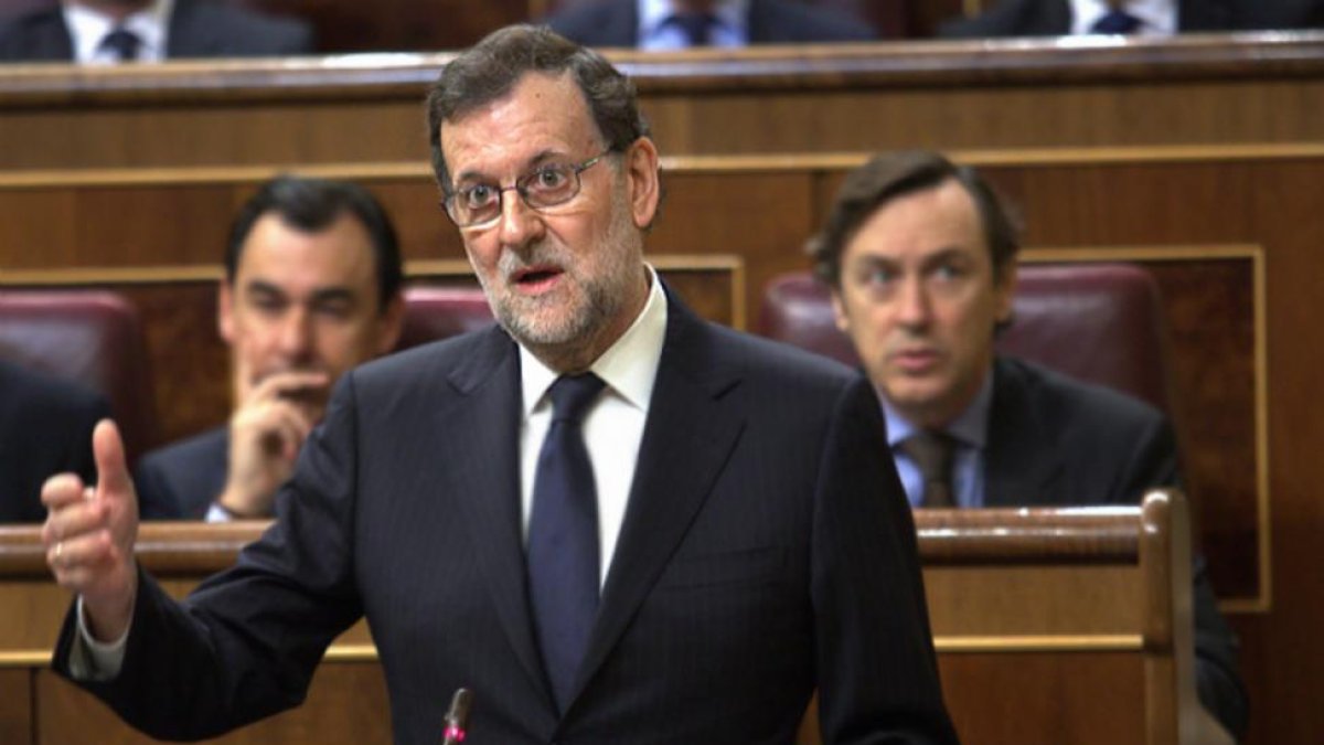 Rajoy contesta a Hernando (PSOE), en el Congreso de los Diputados.-DAVID CASTRO