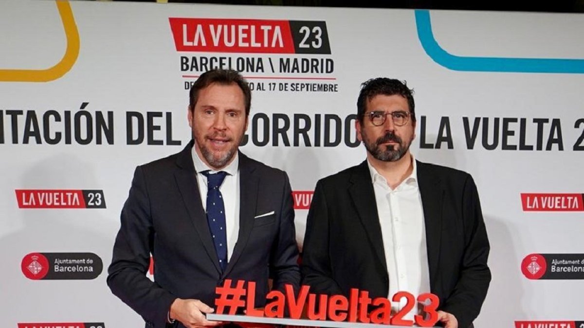 Óscar Puente y Alberto Bustos, en Barcelona en la presentación de La Vuelta a España. / EL MUNDO