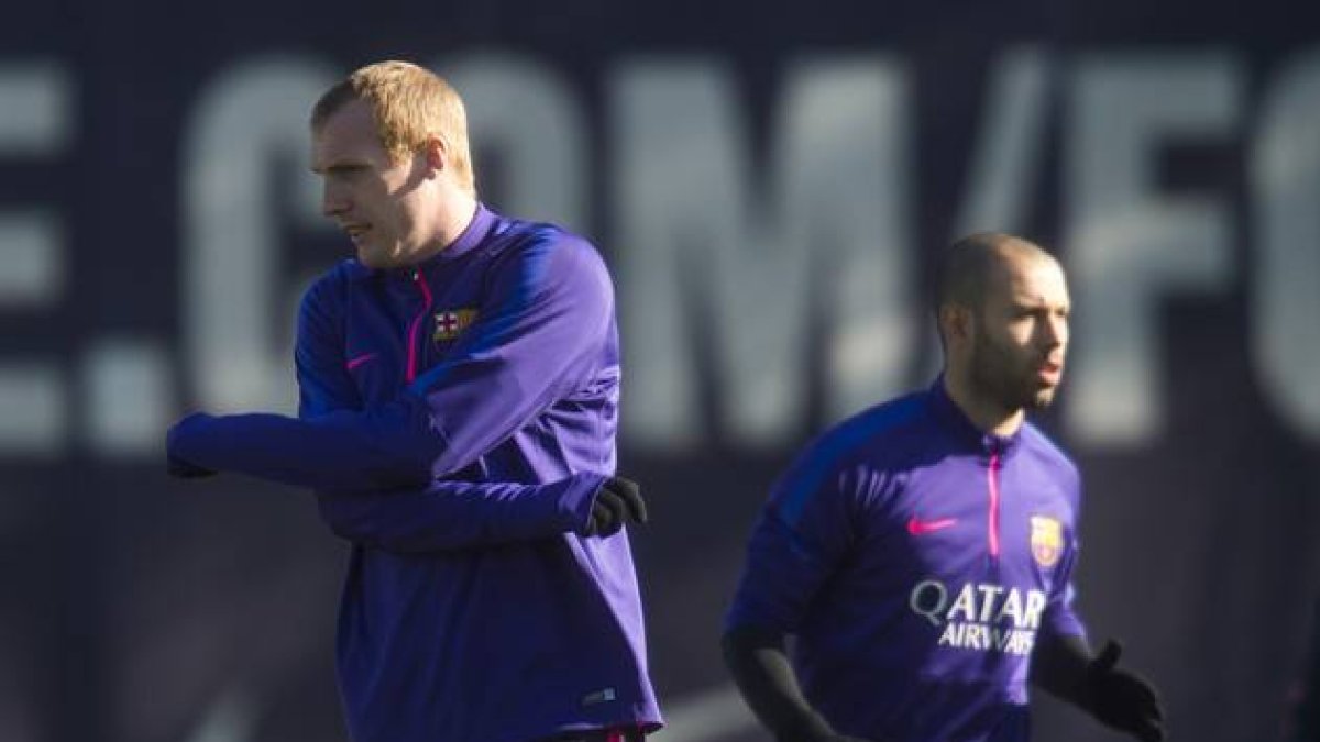 Mathieu se ejercita  junto a Mascherano en un reciente entrenamiento del Barça en Sant Joan Despí.-Foto: JORDI COTRINA