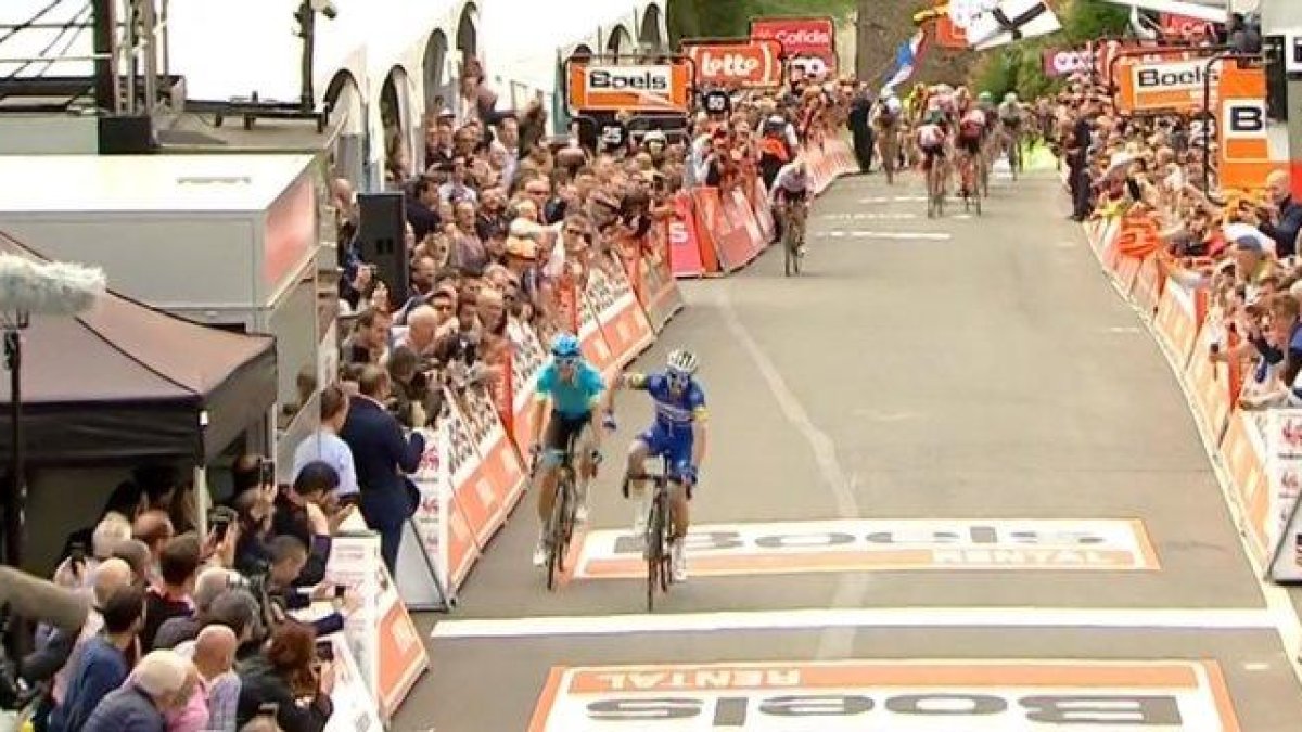 Alaphilippe y Fuglsang, en la cima de Huy.-TWITTER / MOVISTAR TEAM