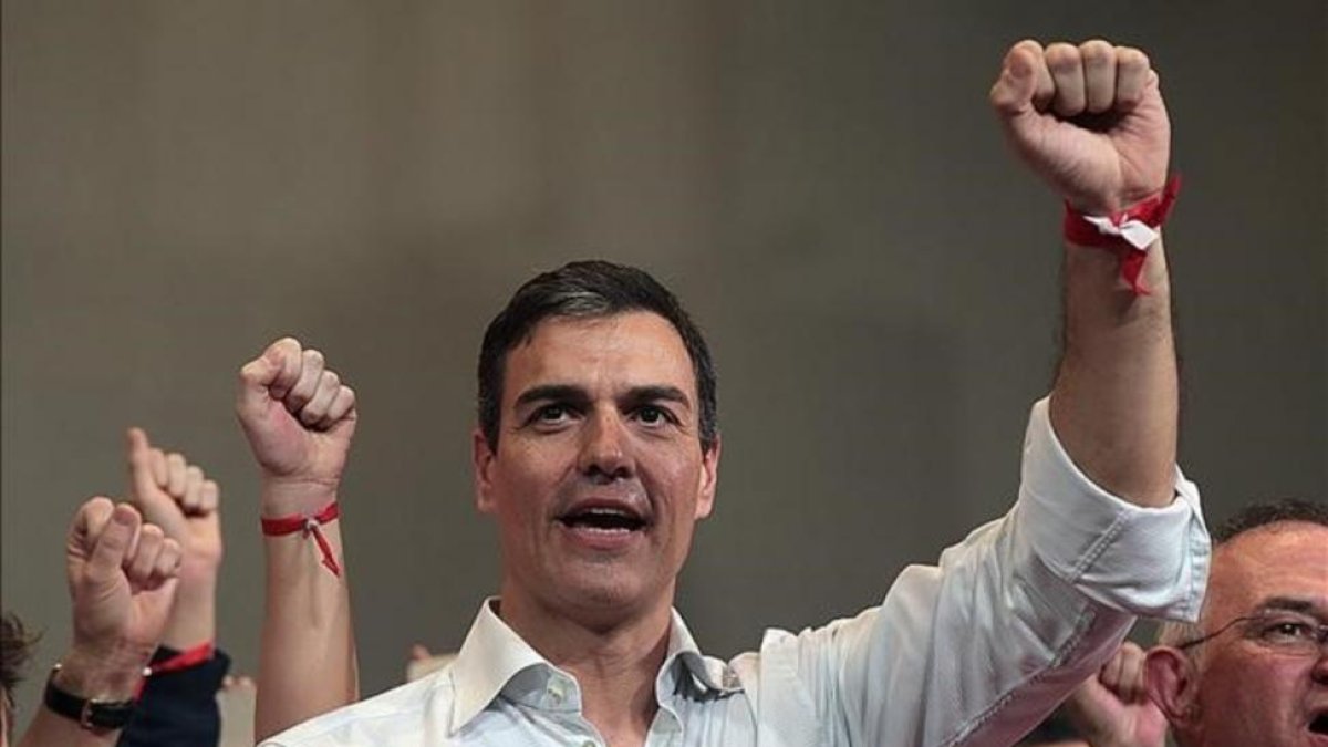 Pedro Sánchez, durante un acto con militantes, en Cádiz.-PEPE TORRES