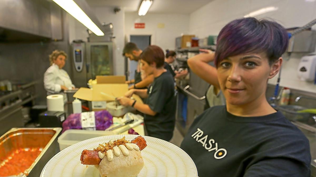 Laura Rodríguez con el pincho perrito de guarra de la caseta Trasto.-PHOTOGENIC