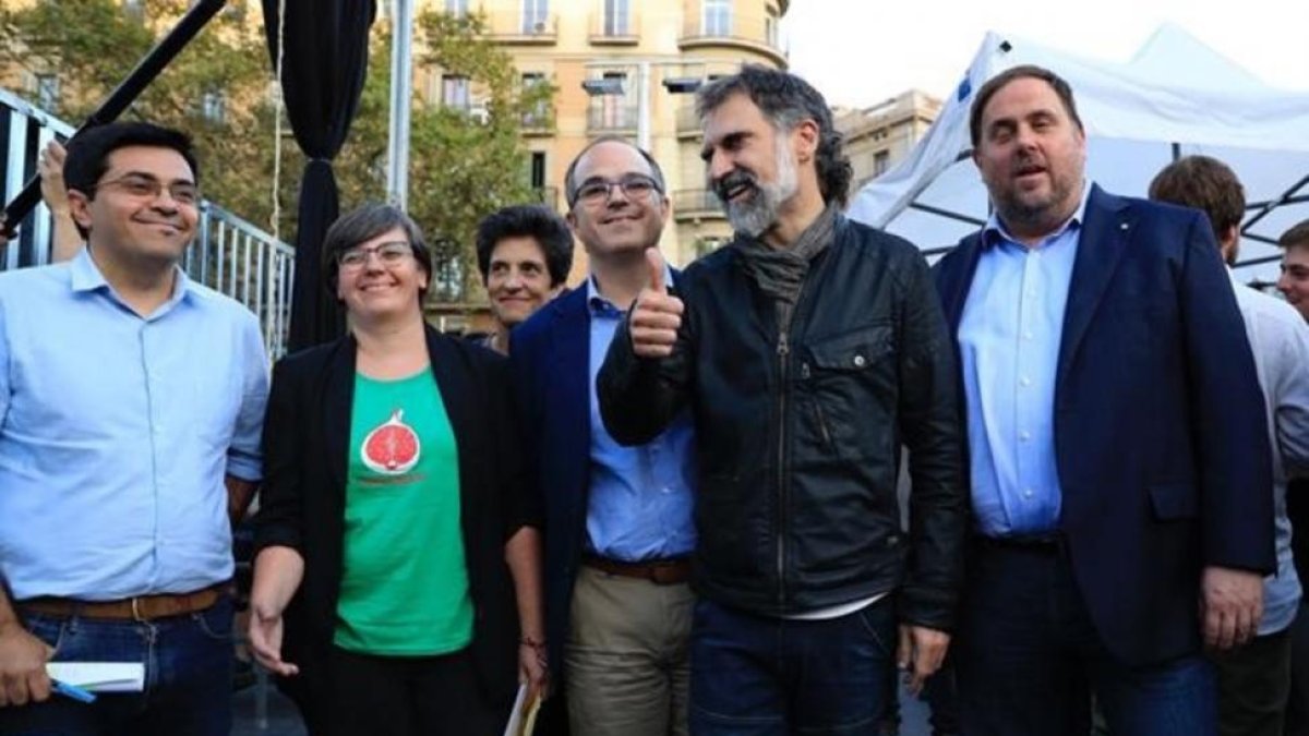 Pisarello, Boya, Subirà, Turull, Cuixart y Junqueras durante el acto de ‘Universitats per la República’ a favor del referéndum en Barcelona.-FERRAN NADEU