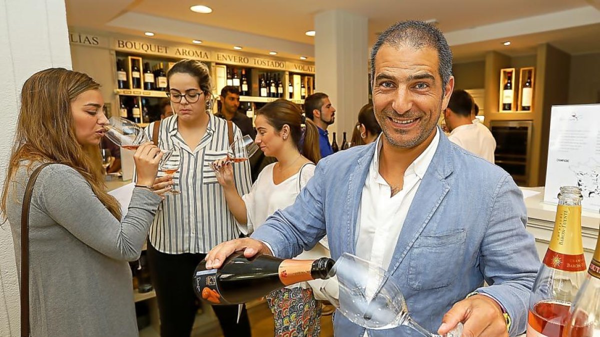 El experto en vinos Ugo Moreno durante la cata libre en la tienda El Buen Gusto.-J.M. LOSTAU
