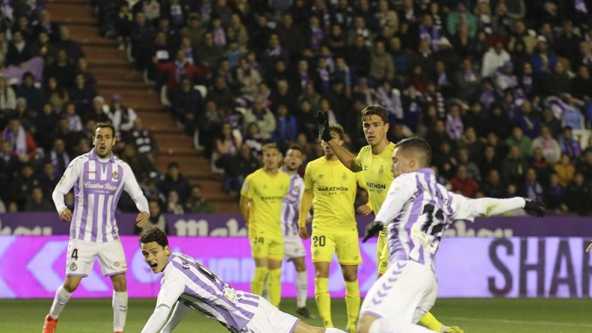 Ünal y Guardiola no llegan al balón tras un centro de Óscar Plano cuando el marcador señalaba el 0-0 inicial, anoche en Zorrilla.-MIGUEL ÁNGEL SANTOS