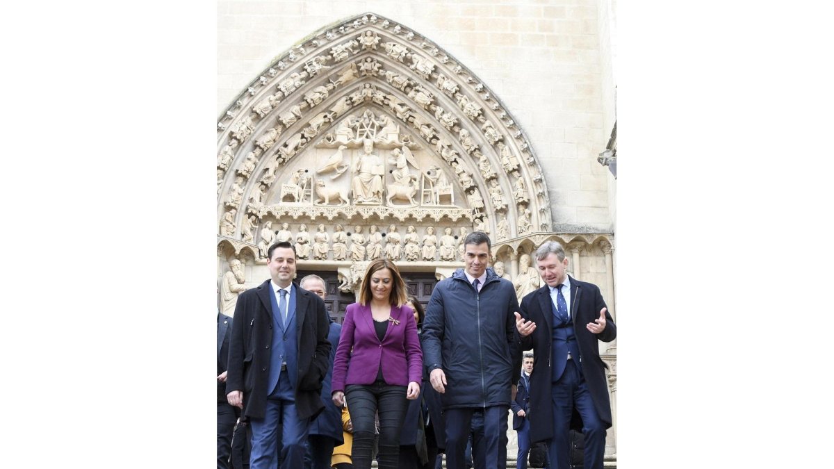 Sánchez, flanqueado Barcones yLacalle, sale de laCatedral.-ICAL