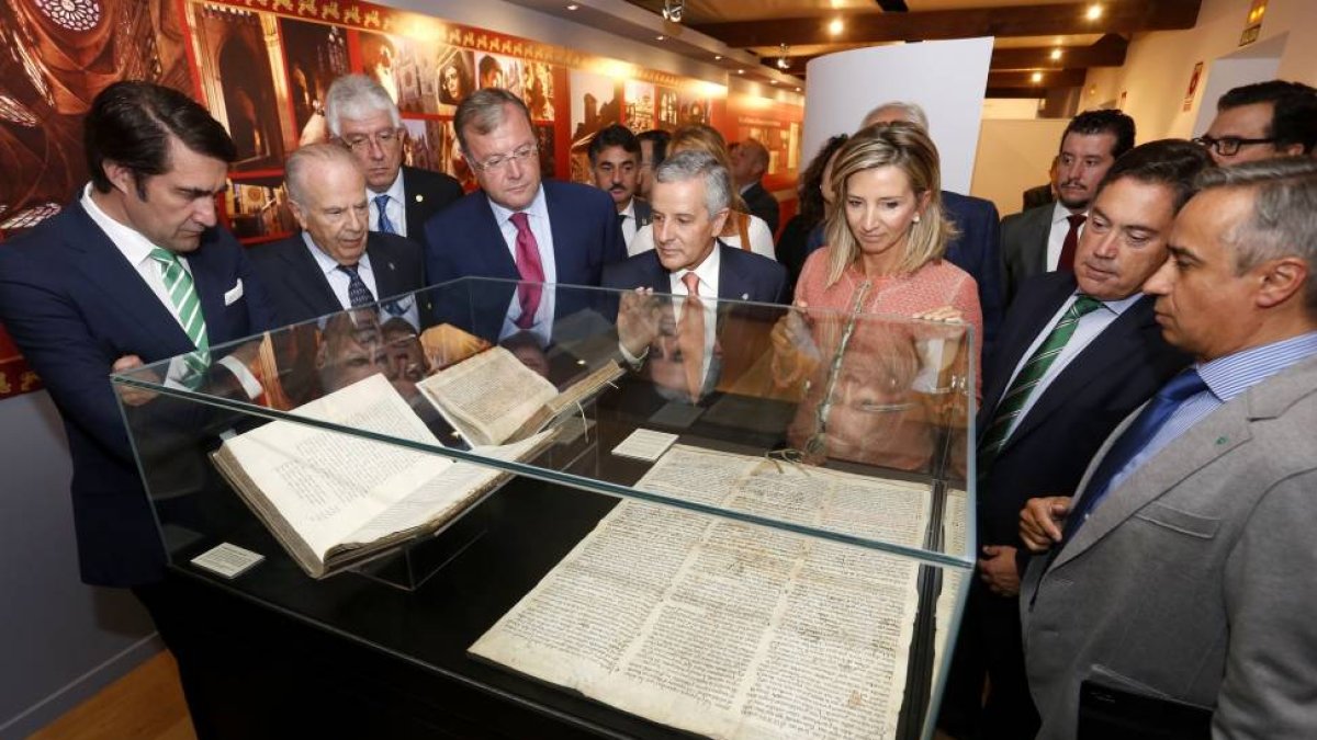 La Consejera de Cultura y Turismo, Alicia García; el consejero de Fomento y Medio Ambiente, Antonio Silván y el alcalde de León, Emilio Gutiérrez, presentan la exposición ‘León, cuna del parlamentarismo’ a cuya apertura asiste también el presidente de la-Ical