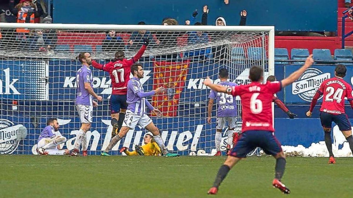 Los jugadores de Osasuna celebran el tercer gol ante la desesperación de los blanquivioleta, ayer en El Sadar.-PHOTO-DEPORTE