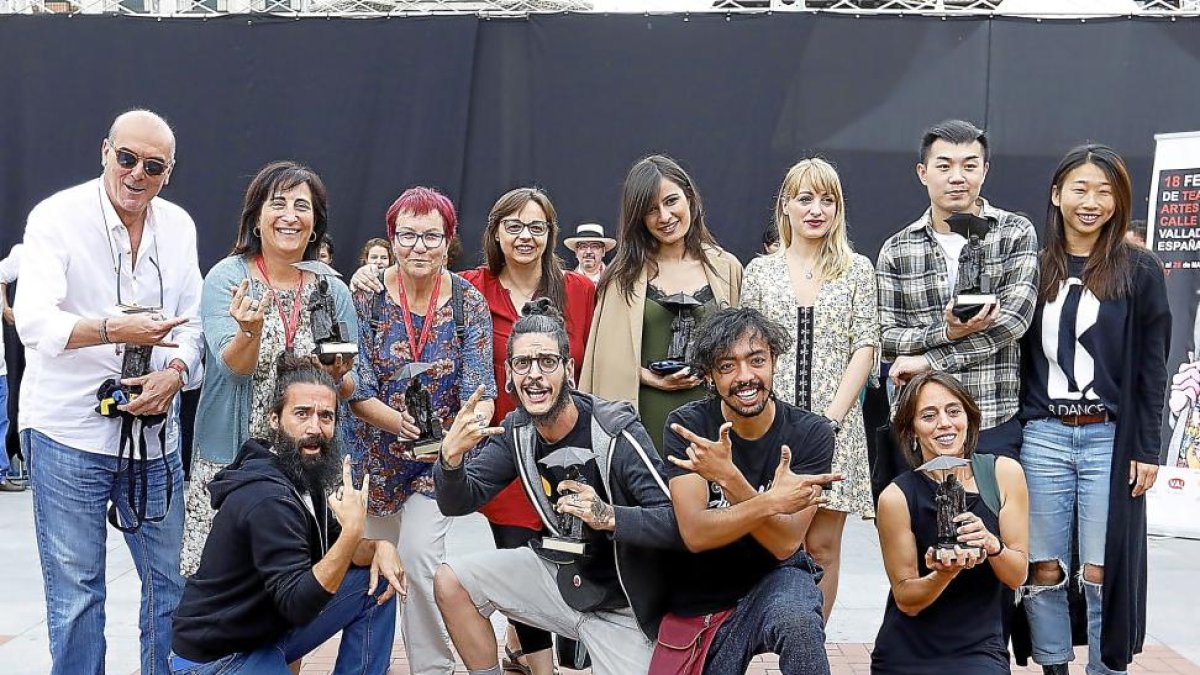Los ganadores del 18 Festival Internacional de Teatro y Artes de Calle posan ayer en la Plaza Mayor.-J.M.LOSTAU