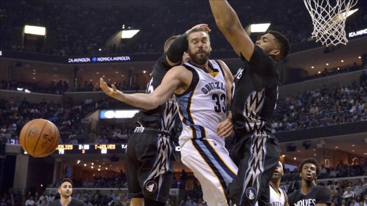 Marc Gasol intenta controlar un balón en presencia de Towns en el partido de Menfis-BRANDON HILL / AP