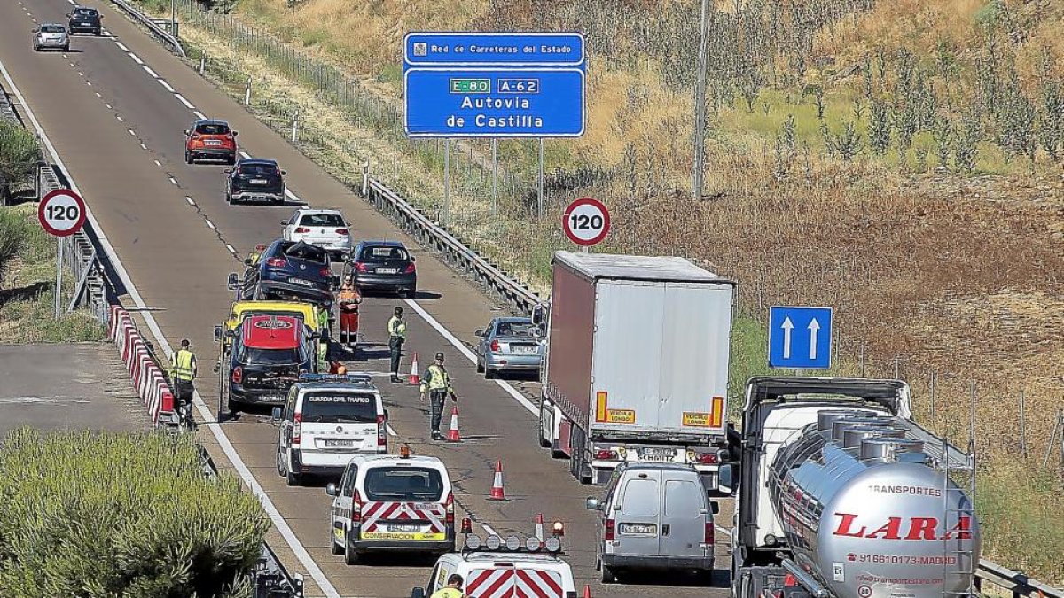 La Guardia Civil retira los vehículos implicados en el accidente en la A-62.-JOSÉ C. CASTILLO