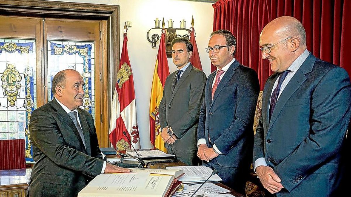 Al inicio del Pleno se hizo efectiva la toma de posesión del nuevo diputado provincial, Mariano Suárez Colomo, del grupo socialista.-EL MUNDO
