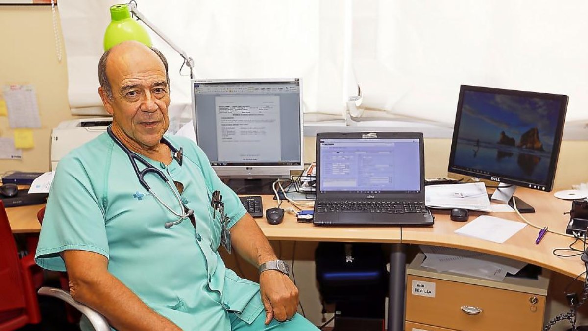 El cardiólogo Jerónimo Rubio en las instalaciones del Hospital Clínico Universitario de Valladolid.-J. M. LOSTAU