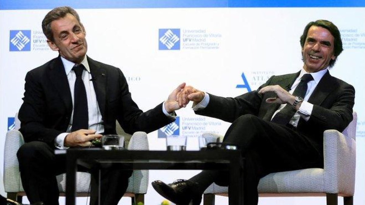Nicolas Sarkozy y Jose María Aznar, expresidentes de gobierno de Francia y España, este martes en una conferencia en la Universidad Francisco de Vitoria, en Madrid.-EFE / FERNANDO ALVARADO