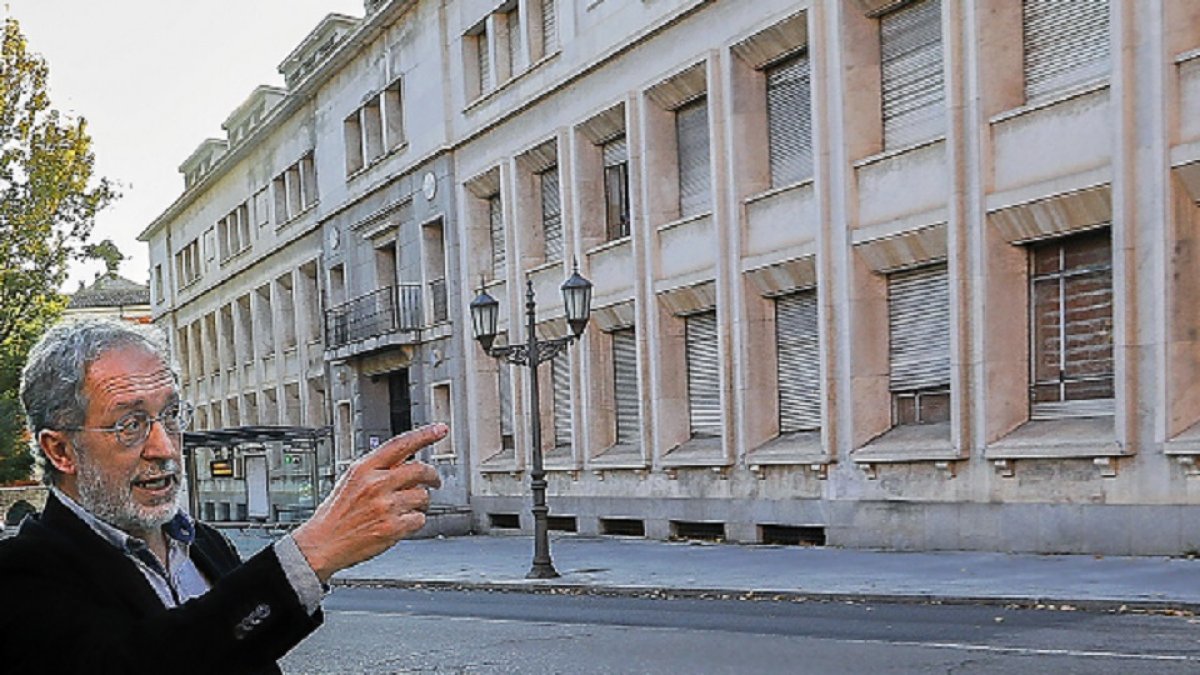 El concejal de Urbanismo, Manuel Saravia, en una visita al colegio El Salvador. J.M. LOSTAU