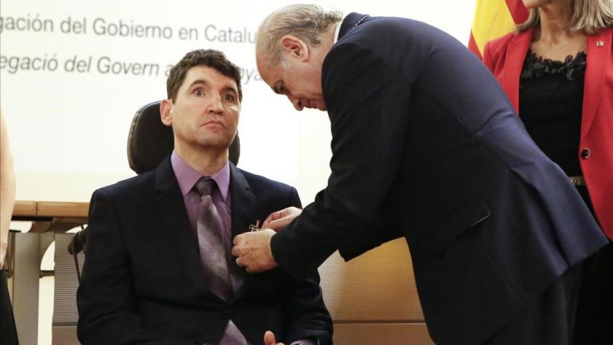 Condecoración de Juan José Salas, en el 2013.-/ FERRAN NADEU