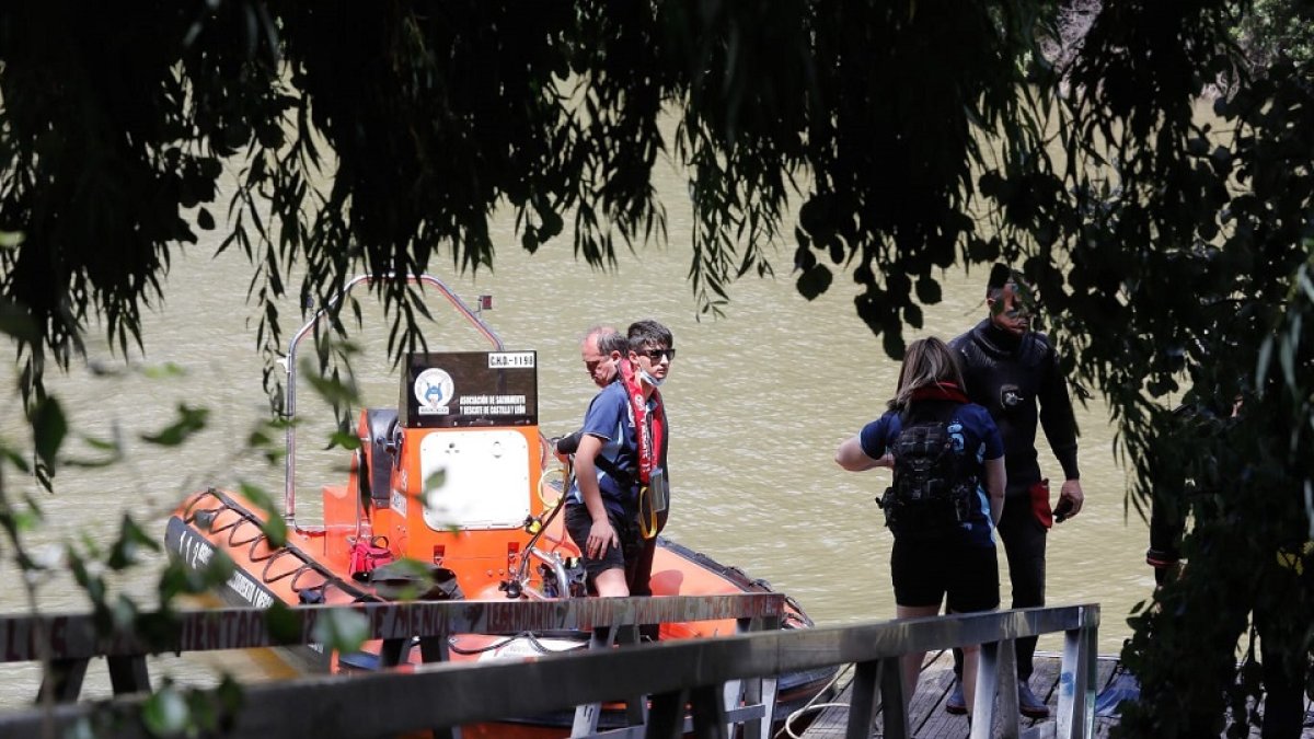 Equipos de emergencia buscando al joven desaparecido en el río Pisuerga de Valladolid. - PHOTOGENIC