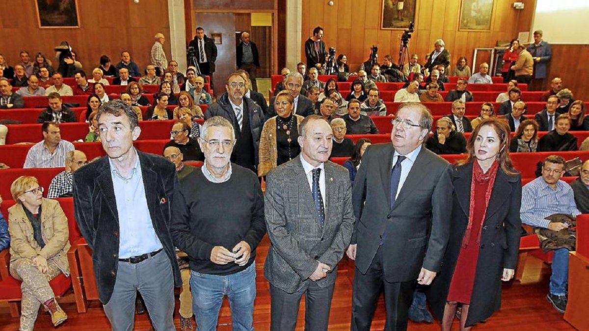 ngel Hernández, Agustín Prieto, Daniel Miguel, Juan Vicente Herrera y Silvia Clemente y, detrás, Rosa Valdeón y Fernando Rey, ayer, en el acto inaugural en el Paraninfo de la Universidad de Valladolid.-J.M. Lostau