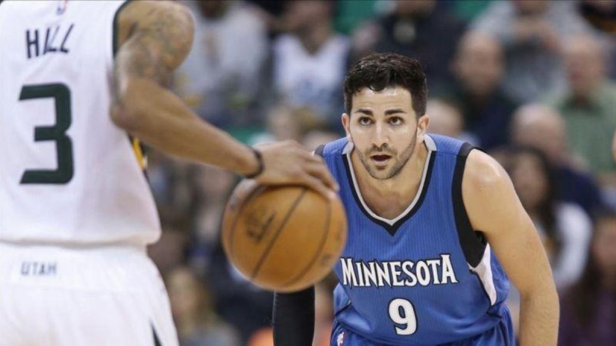 Ricky Rubio marcando a George Hill durante el partido.-EFE / GEORGE FREY