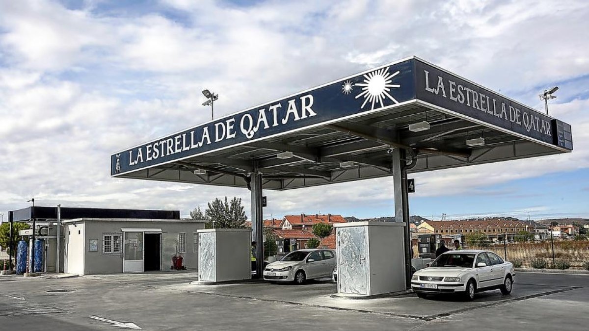 Estación de servicio ‘low cost’ en Valladolid.-PABLO REQUEJO / PHOTOGENIC