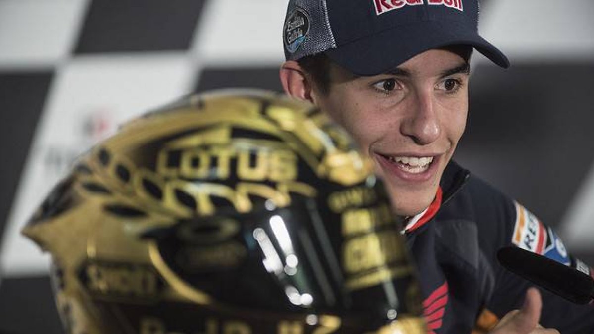 Marc Márquez, en Phillip Island, con el casco conmemorativo del segundo campeonato de MotoGP conquistado por el piloto de Cervera.-