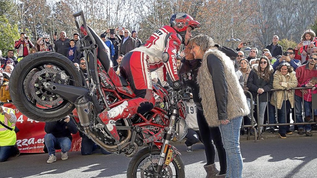 Exhibición de acrobacias en Zamora, localidad que atrajo a cinco mil participantes de Motauros para rendir homenaje a Ángel Nieto.-ICAL