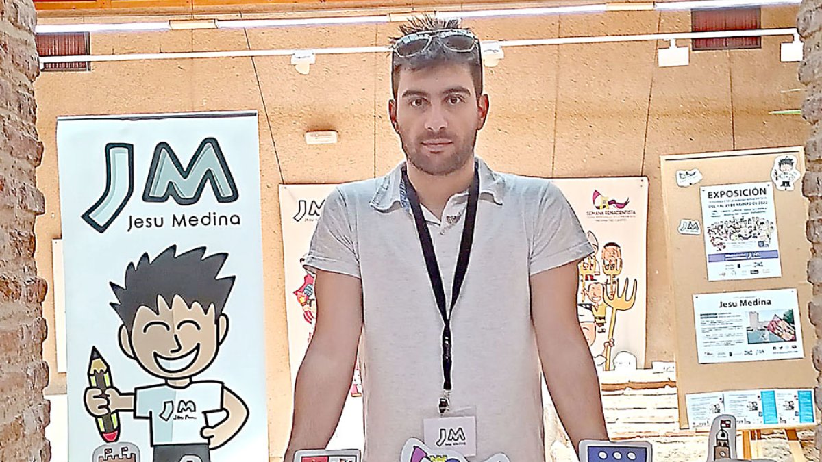 Jesu Medina en el Centro Cultural Integrado de Medina del Campo, lugar de la exposición. / E. M.