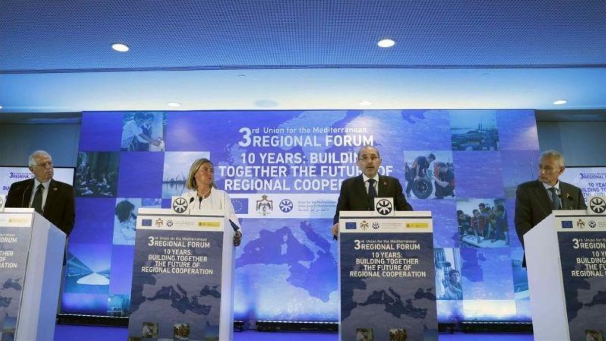 Borrell, junto a la alta representante de la UE, Federica Mognerini; el ministro jordano de Exteriores, Ayman Safadi, y el egipcio Nasser Kamel, secretario general de la Unión por el Mediterráneo.-EFE / TONI ALBIR