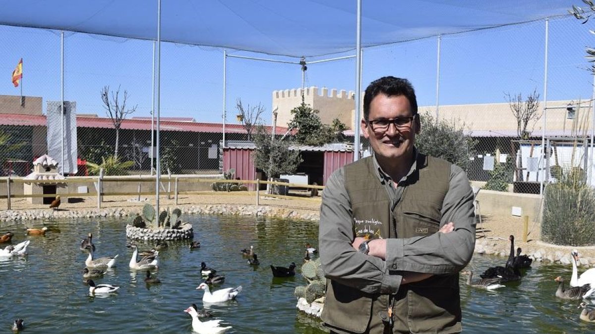 Enrique Marcos, en su zoo ‘La Era de las Aves’ de Fresno el Viejo.-