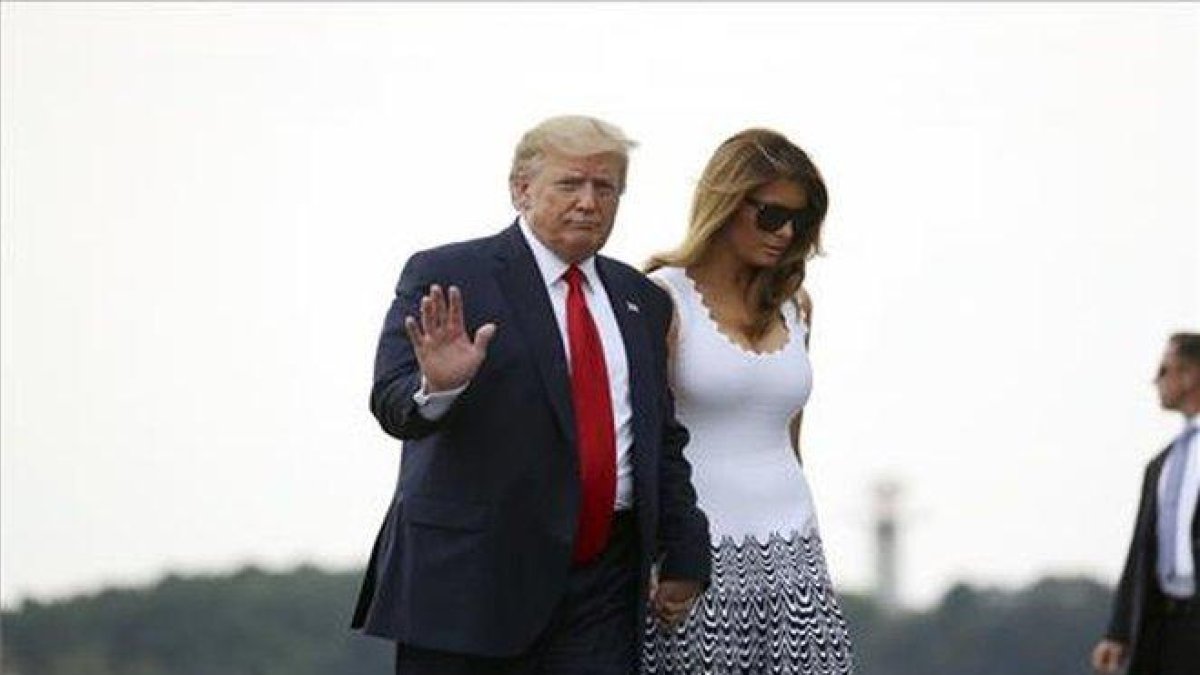 El presidente de los Estados Unidos, Donald Trump, junto con su esposa Melania.-AP